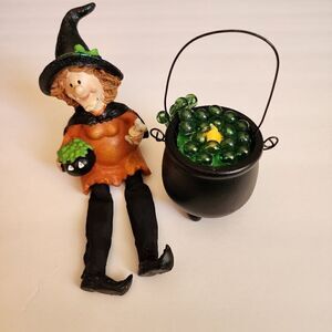 Halloween Wtitch and her Light Up Cauldron Figurenes